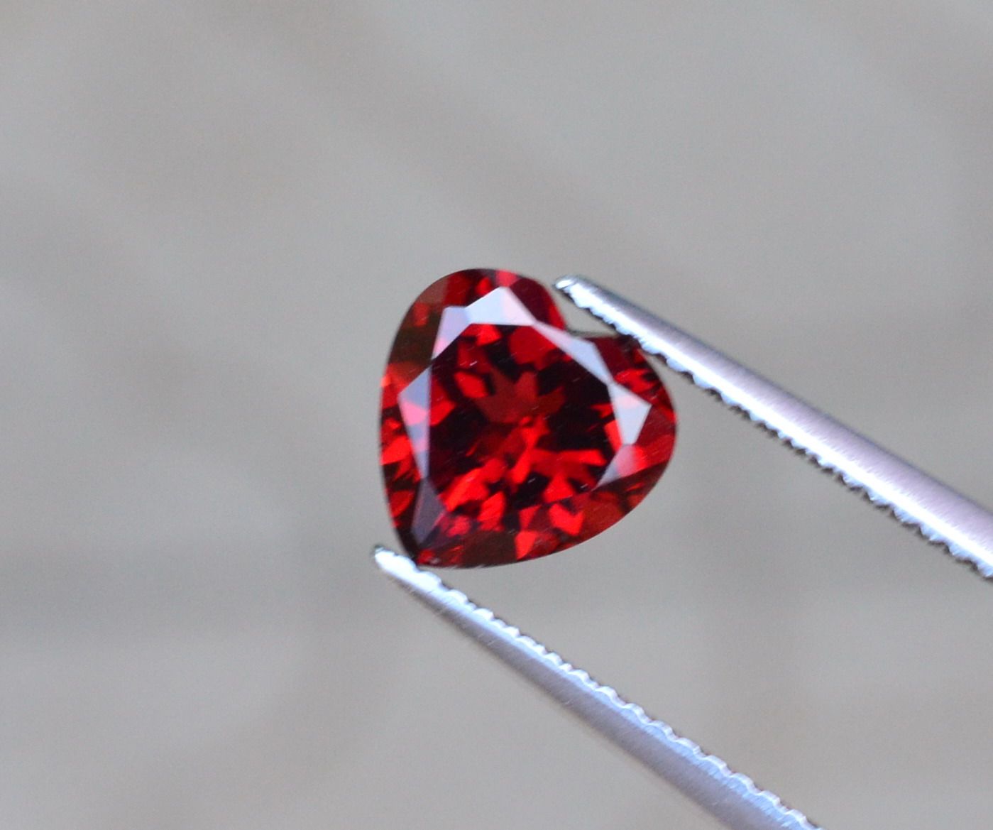 Boutique Mozambique Pomegranate stone nude stone natural heart 8mm765 mm Bright Red Naked Stone Withdrawal Face