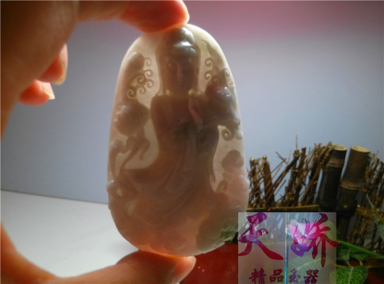 Day cuddling natural jade Guanyin unique jade hibiscus red and green white auspicious Rui Ping An Guanyin pendant pendant pendant male and female