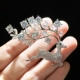 Lãng mạn Yi trang trí thời trang trâm cài áo len nữ áo len thời trang pin Hàn Quốc micro khảm