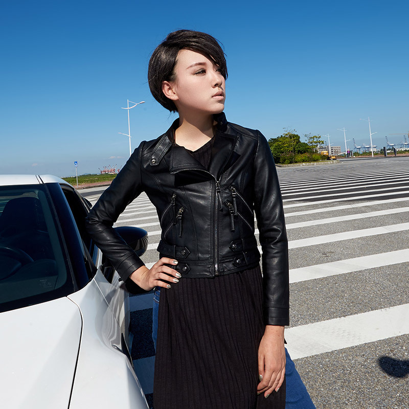 кожанка женская. кожа ая куртка. девушка в мужской кожаной куртке. Mon luo куртка. чжи ган куртки кожаные.