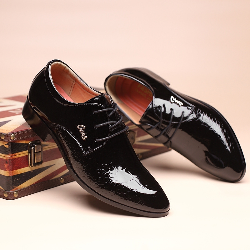 New men's shoes new 2022 spring and autumn men's business casual leather shoes British youth breathable bright wedding shoes