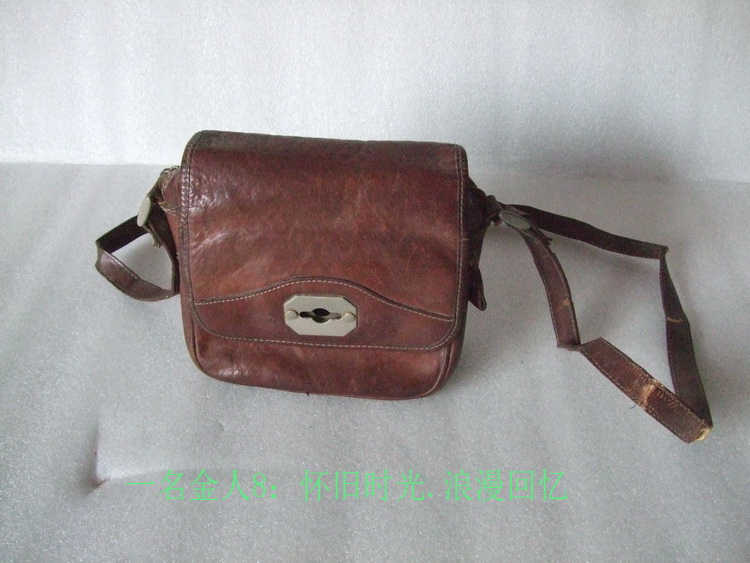 Old Handbag Old Leather Bag Hands Lady Oblique Cross Pack Props Collection Displays Old Shanghai Nostalgia Decorative Furnishing