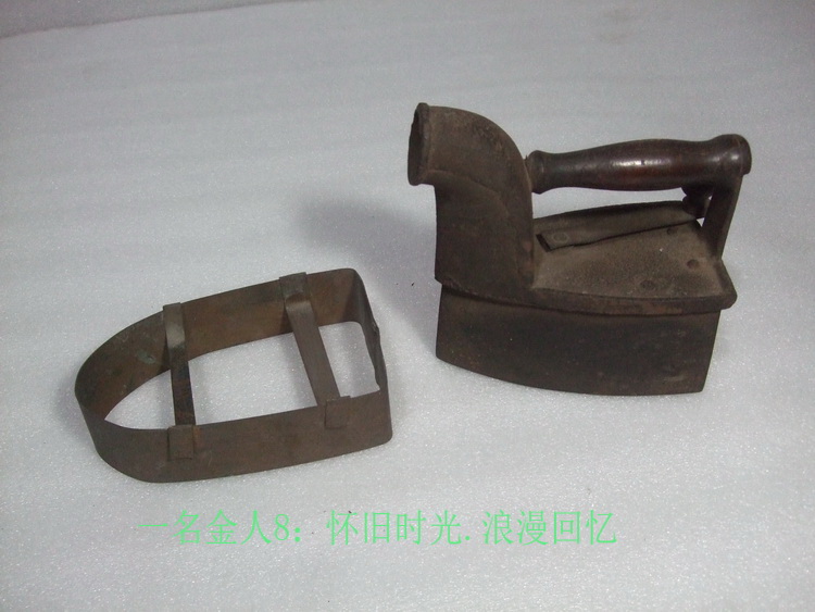 Old objects Republic of China cast iron Iron iron with base can be collected as film and TV props shop window display nostalgia decorative furnishing