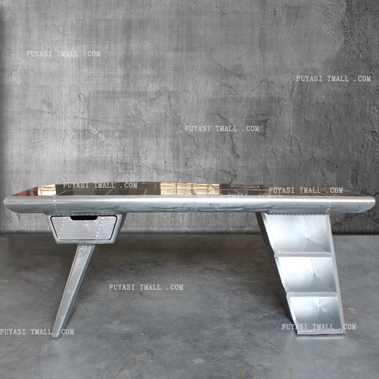 ����˹���Ͻ�ʵľ�칫����T-118