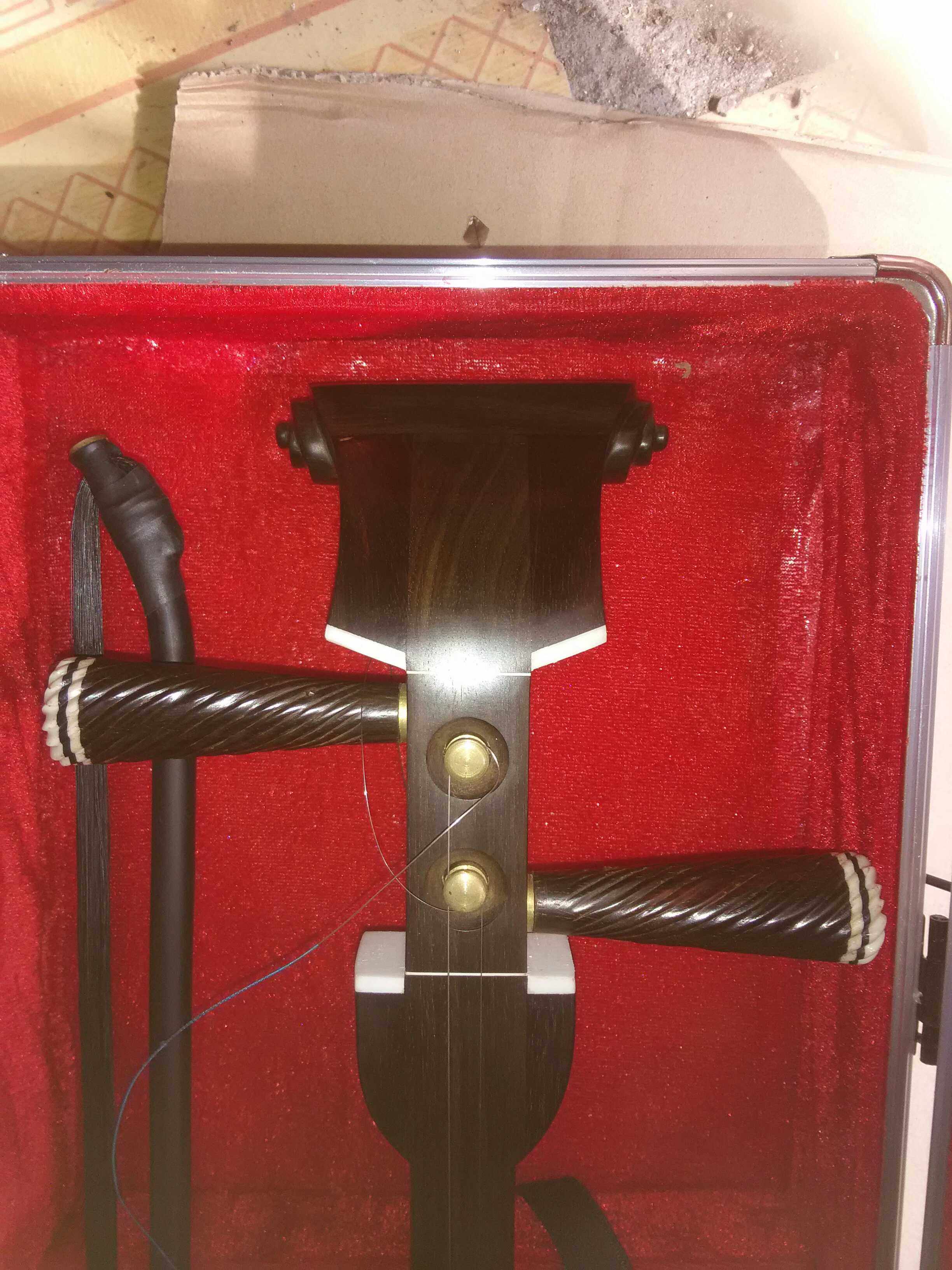 A pendant in the red wood of an old red wood.