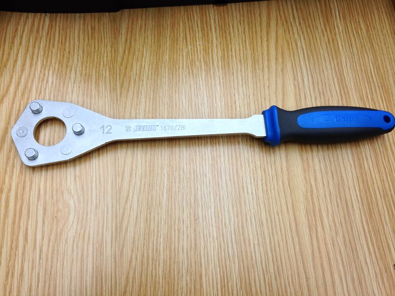 UNIOR removal of the flywheel wrench tool
