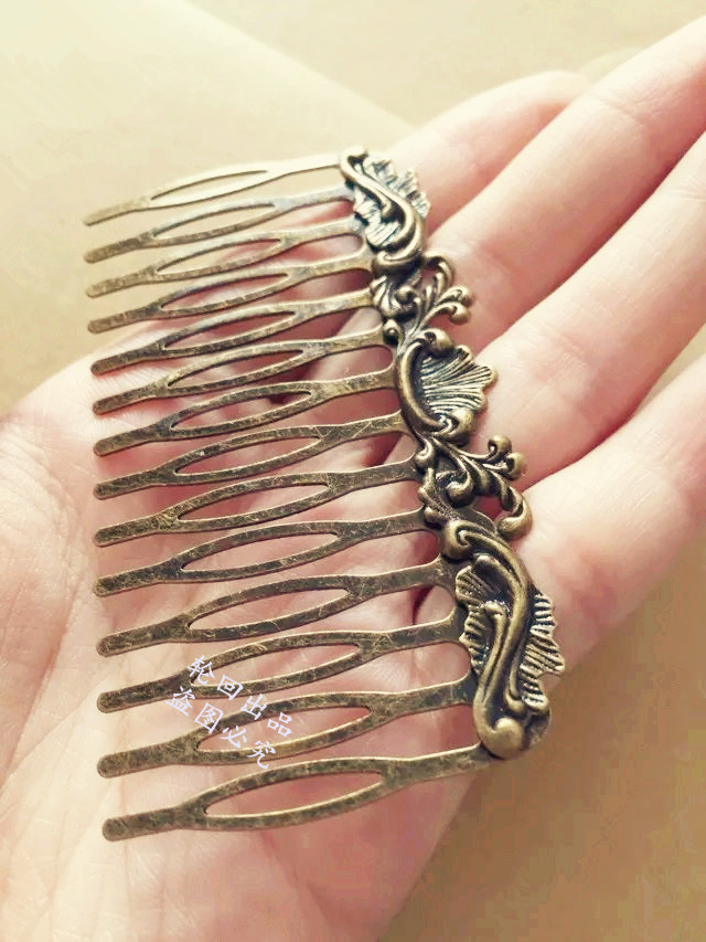 Simple retro distressed hair comb accessory