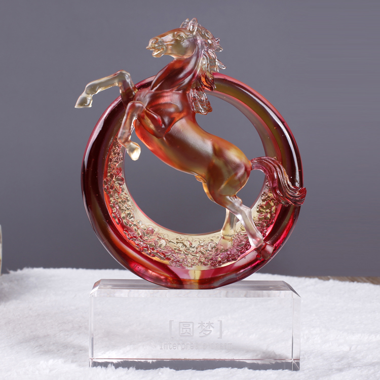 Send leaders, customers and friends to realize dreams, horse glass crafts, ornaments, business gifts, souvenirs, customizable logos