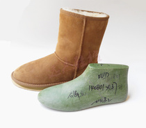 Snow boots develop a female clothing and a female clothing sleeve