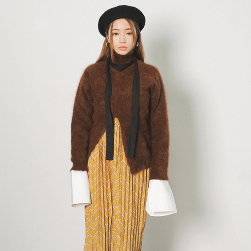 韩国stylenanda官方正品 个性款前开衩and高领毛绒感针织衫-棕色