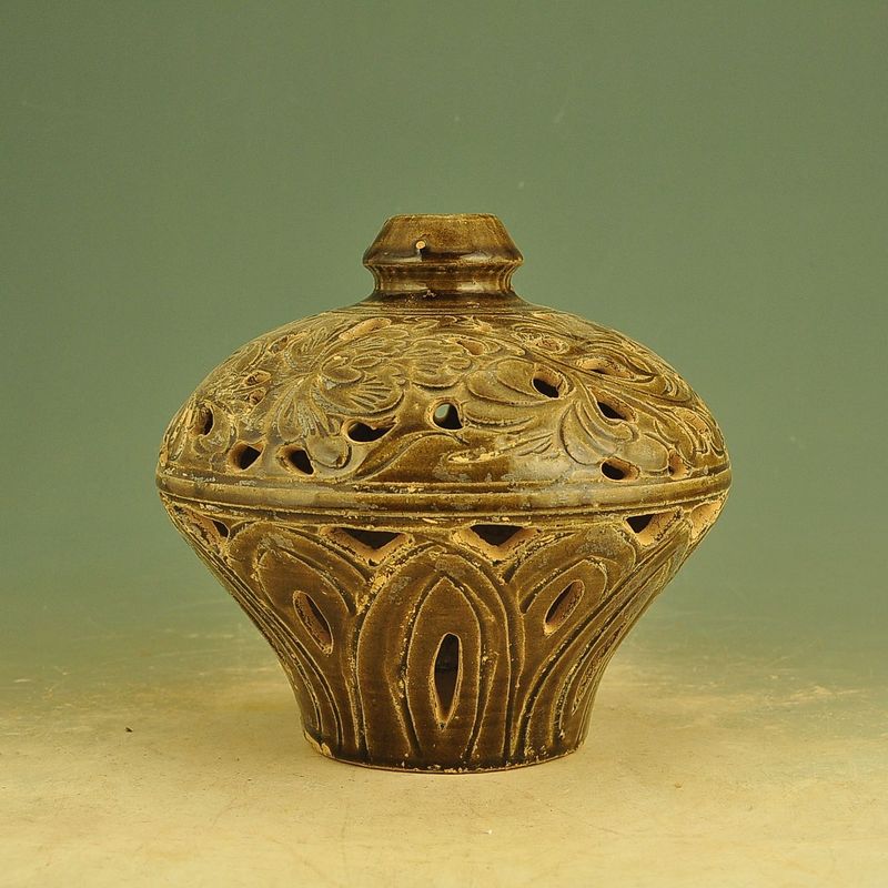 The hollowed-out plum bottle of the Song Yaozhou kiln