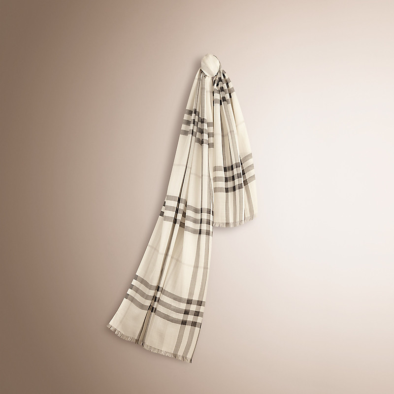 Burberry博柏利 轻盈格纹丝毛混纺围巾 39960421