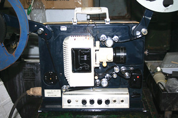16 mm Yangtze River Film Machine on the Yangtze River