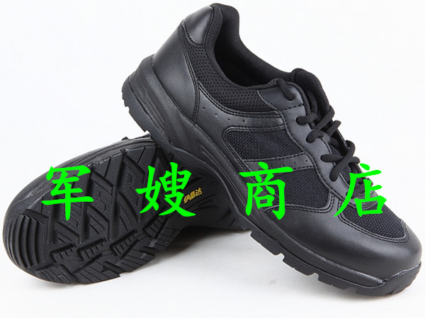 Old style black running shoes to train climbing shoes