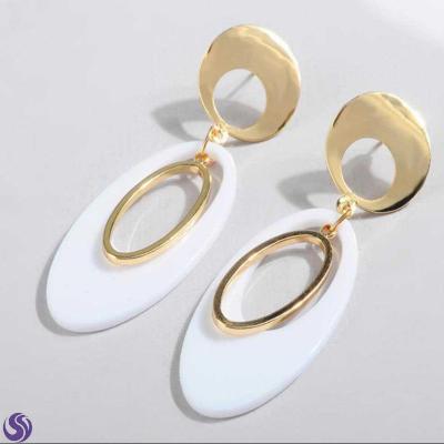 While we are still young, Ji gorgeous Huang Mengying earrings with oval white irregular earrings