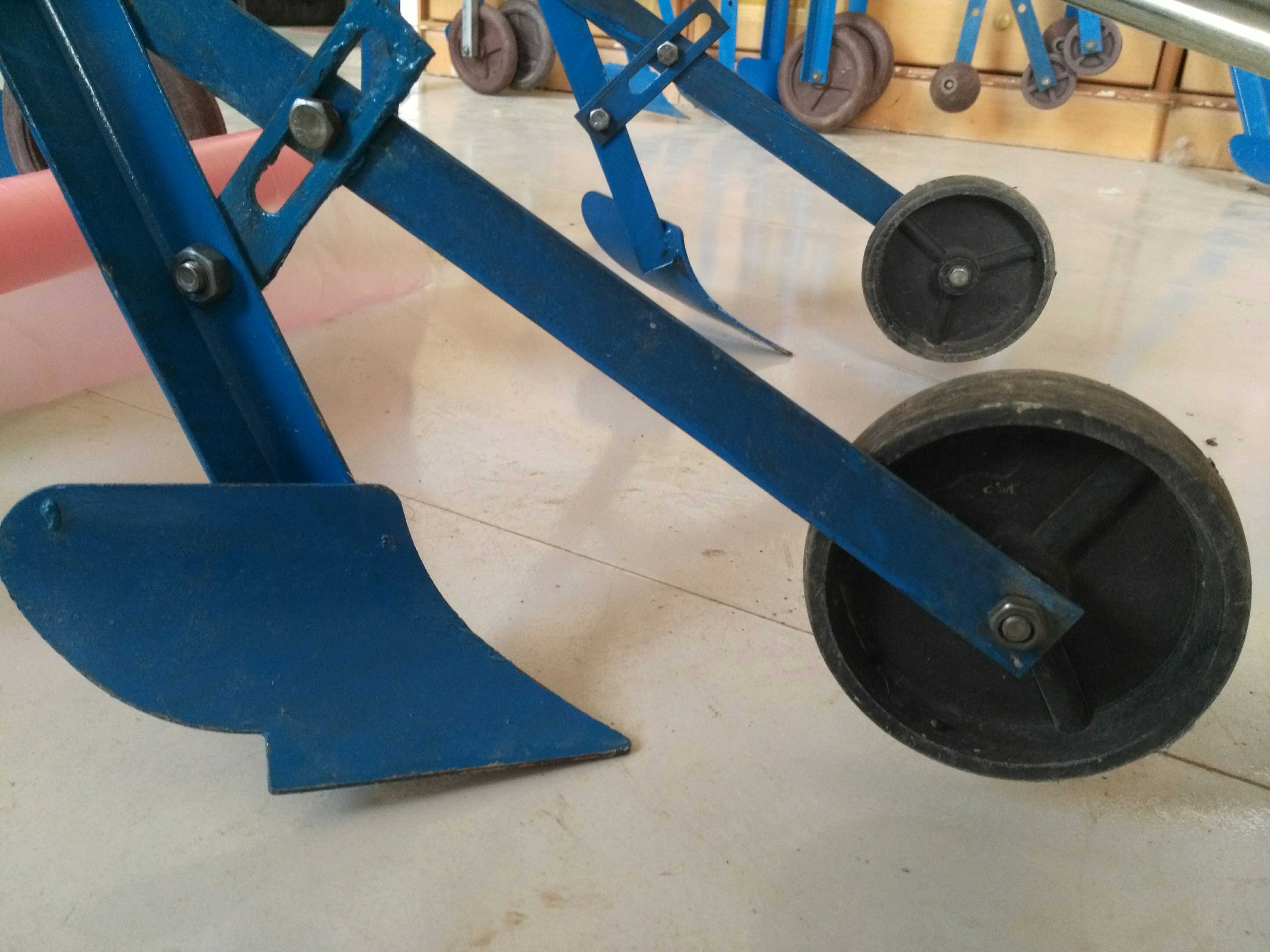 Small hand-pulled mulching machine Laminating wheel Mulching film covering machine can adjust the width and narrowness of the small wheel depth wheel