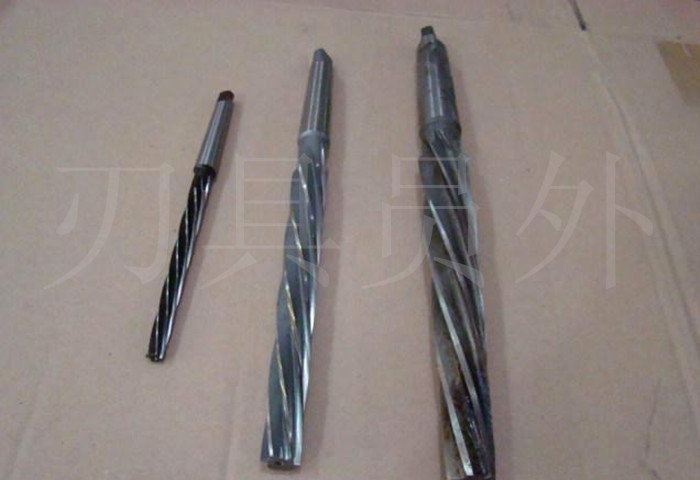 1:10 taper hinged knife in the shape of a