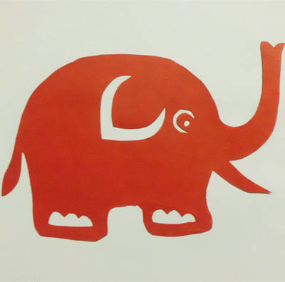 The paper-cutting painting works are purely handcrafted by students. The simple and cute animals are cut and engraved on double-sided red Xuan paper, depicting Chinese folk art