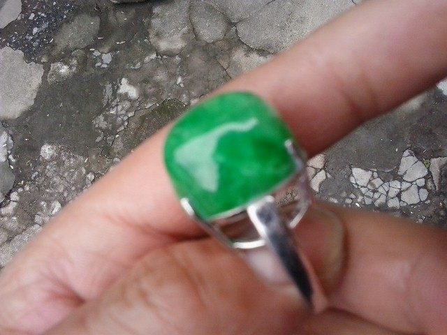 Pretty exaggerated green stone silver ring one (Bag of silver)
