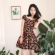 Váy tay phồng cổ điển, váy ngắn ôm eo cao, váy quây hai dây dễ thương, họa tiết dâu tây - Váy eo cao