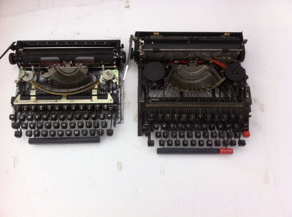 Antique English typewriter pure mechanical hand typewriter black exposed core