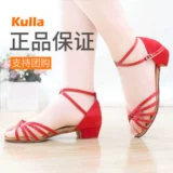 Большая красная девочка латиноамериканская танце