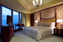 Grand Hotel Executive Grand Bed Suite at the Shangri-Shangri-La Grand Hotel in Wenzhou