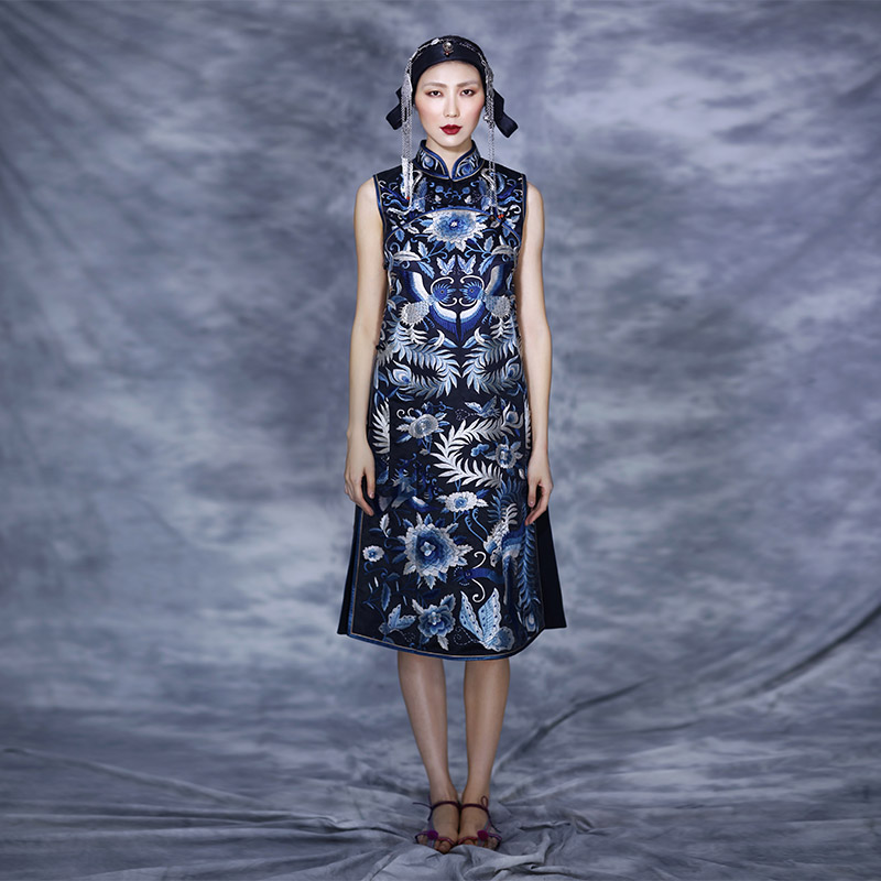 Cloud decoration totem original design women's hand-embroidered dress Chinese ethnic style hand-embroidered blue and white women's waistcoat