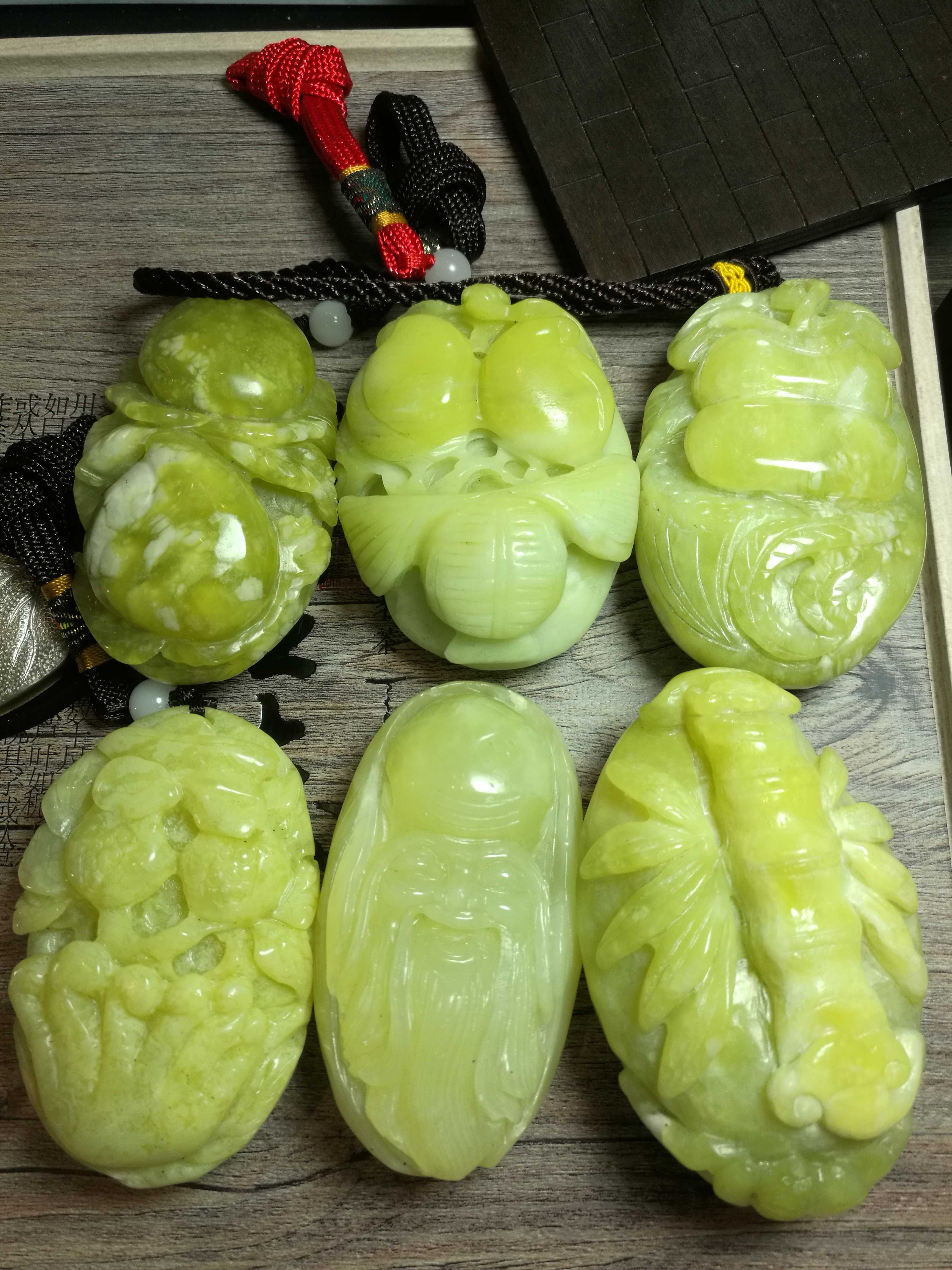 Natural jade hands a piece of jade hands hands playpieces hands hands stone and massage stone