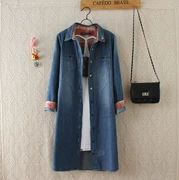 Mùa xuân 2018 mới của phụ nữ áo dài châu Âu và Mỹ áo sơ mi denim túi giặt trang trí áo gió mỏng denim