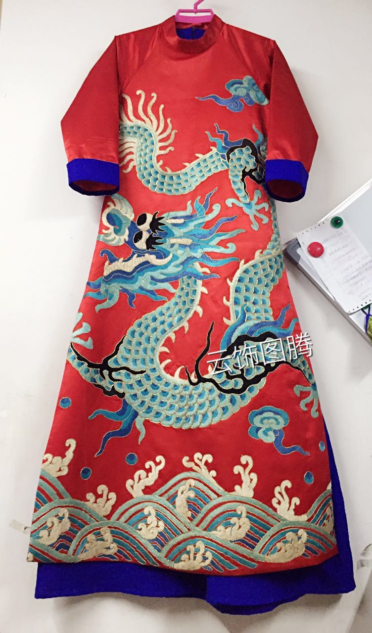 Cloud decoration totem original women's robe dress Ethnic wind Late Qing hand embroidery Old embroidery Auspicious Dragon women's clothing has been out