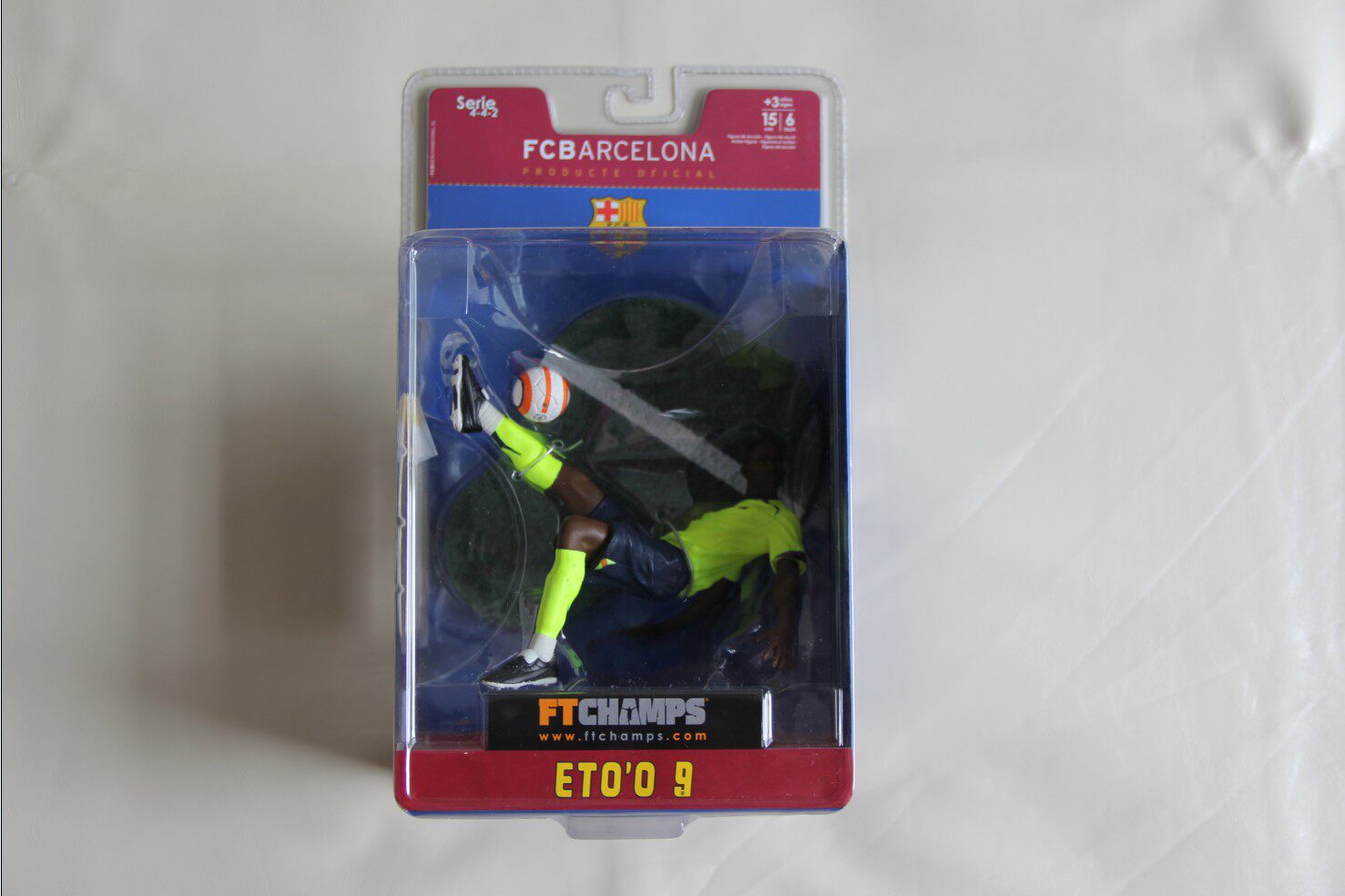 FT CHAMPS footballers in Barcelona handle the 9th Eto (Yellow Residence Edition) gift