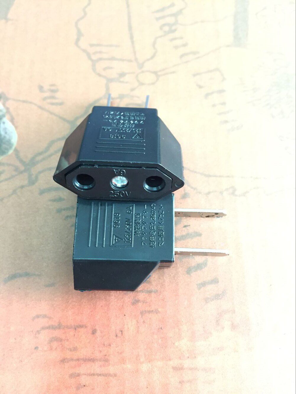 Round to flat European to American tourism plug Round hole to flat head Conversion socket American to European