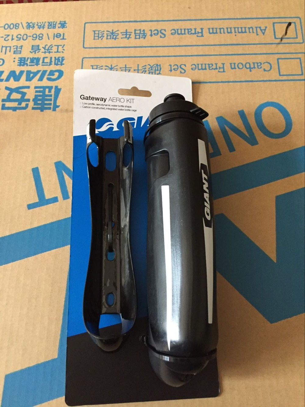 GIANT carbon fiber kettle jug jug Ultra - light mountain highway bike kettle cycling equipment