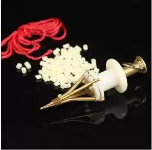 Red worm clip copper bait device insect bait clip sand worm clip earthworm clip particle entrained rubber band red rope