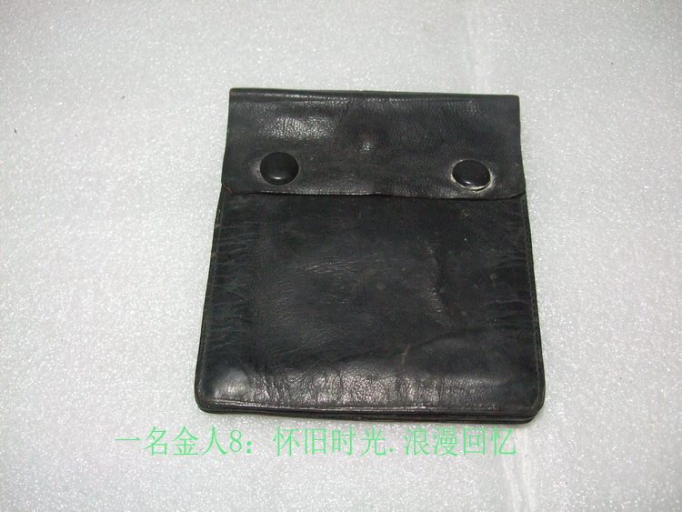 Old objects, old wallets, old black leather wallets, collections, film and television props, decorations, window displays