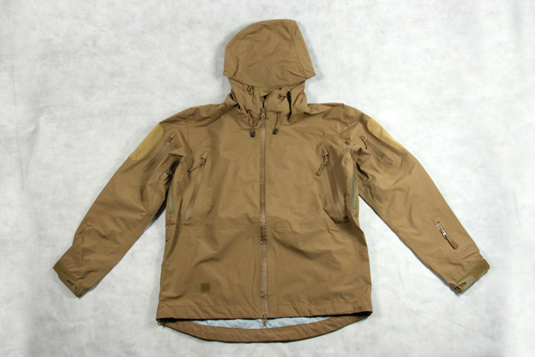 7GEAR military fans with a wolf brown hard shell, men and women in waterproof and breathable fabric hardshell mountaineering jacket CB