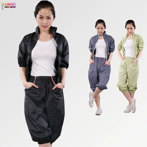 Большой -размером с подходящей одеждой женский костюм лозунг по снижение веса. Потеря веса.