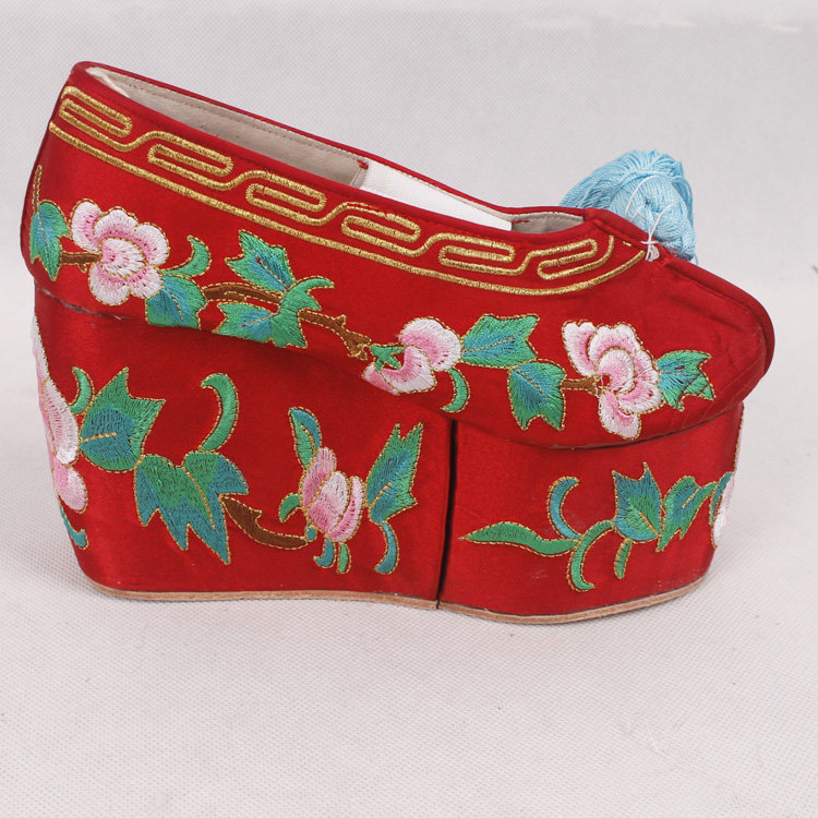 Beijing drama drama bottom up high color shoes ancient wedding shoes Xiuhe bride slope and high embroidered color shoes