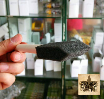 The sponge brush for the aged and peeling paint effect of the Steel Dome model has a sponge size of 2.5*6.3cm