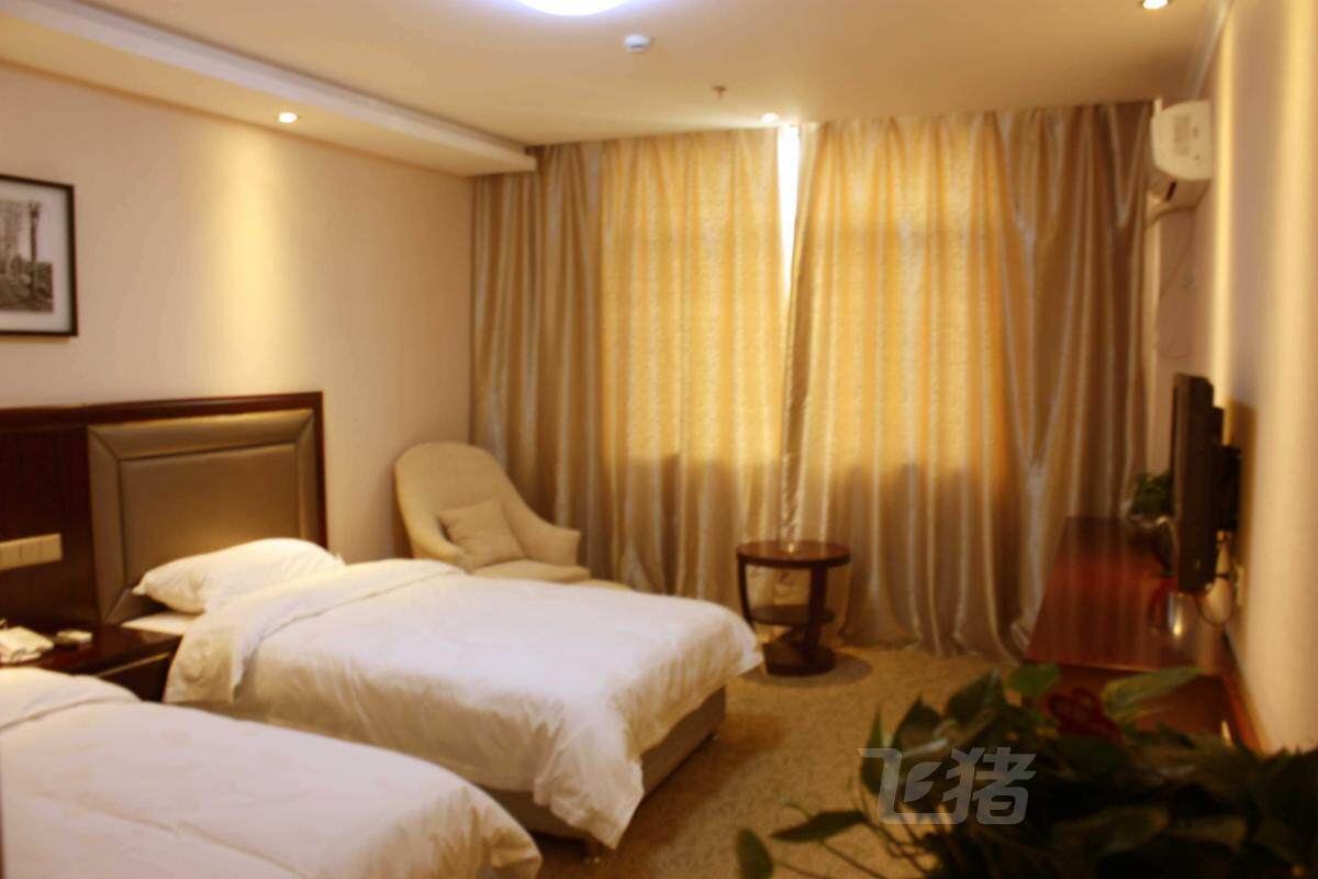 Standard double bed room with a standard double bed