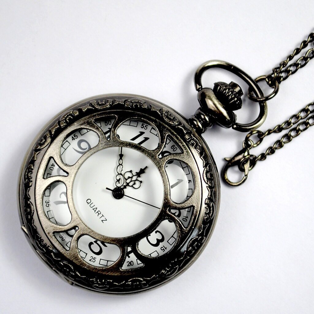The large court wind and retro college of the air classical quartz pocket watch hollowed cover pocket watch 8141