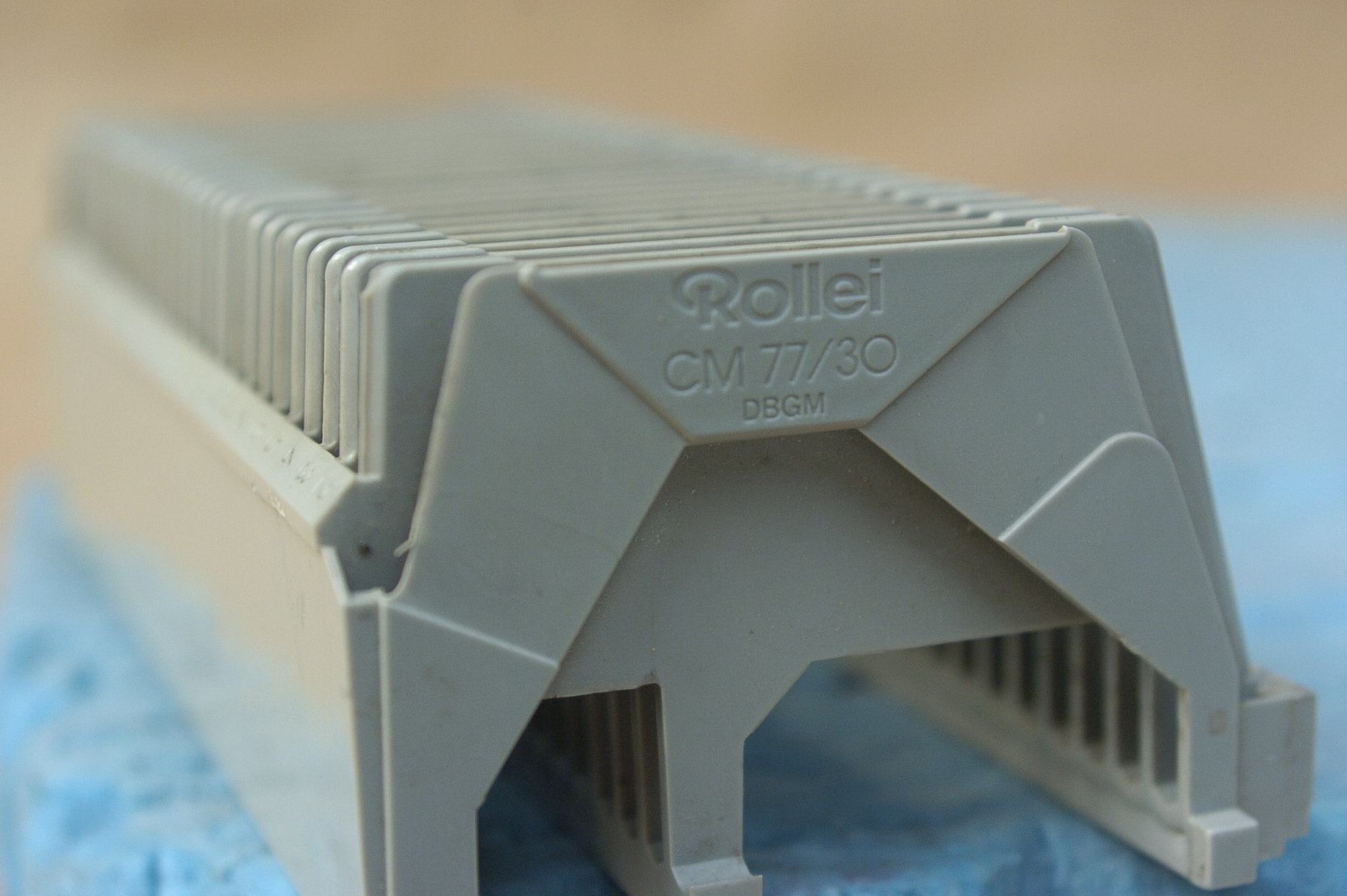 German original Rollei slide projector 120 slide projector P66 is equipped with a slide slot that can be connected and used