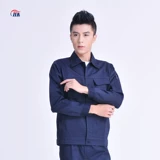 Рабочая одежда с длинной рабочей одеждой Установка инженерного сервера по инженерному серверу.