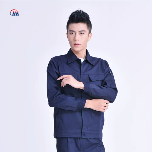 Рабочая одежда с длинной рабочей одеждой Установка инженерного сервера по инженерному серверу.