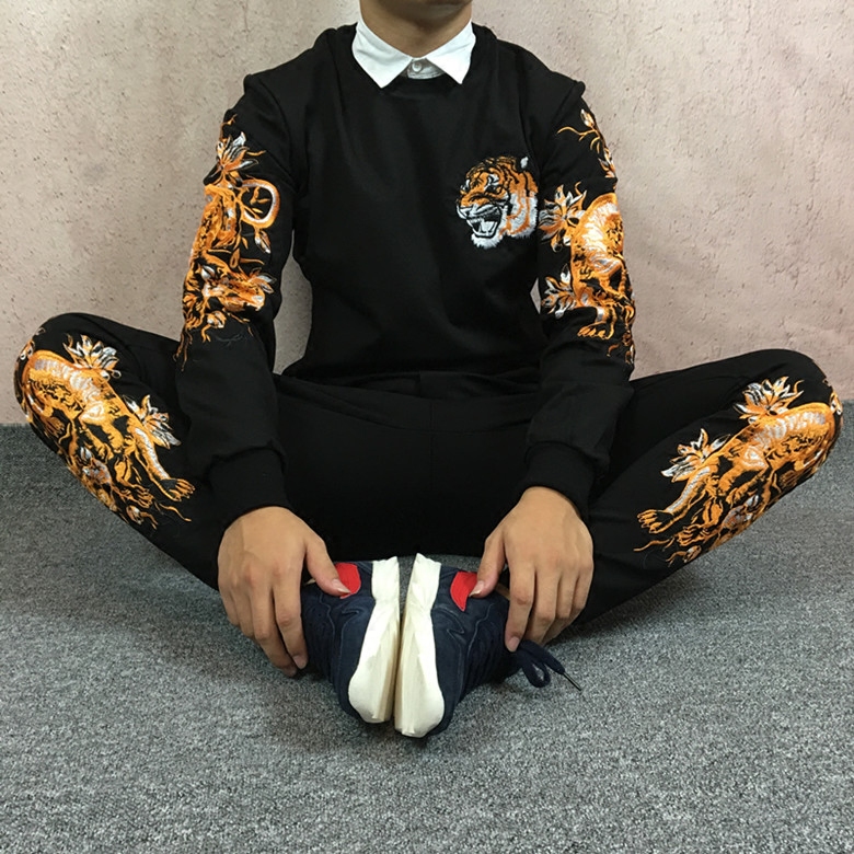 Спортивный костюм с драконом