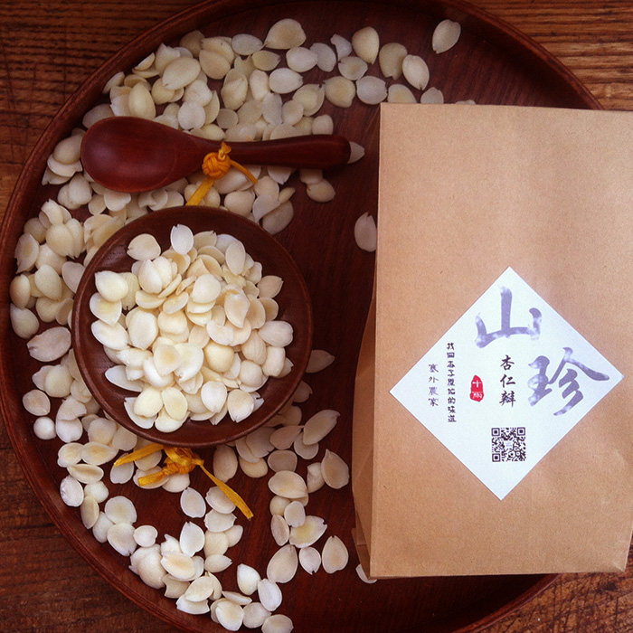 Farmhouse outside the Great Wall Chengde peeled raw almonds almond slices light almonds almond petals light apricot off bitter almonds