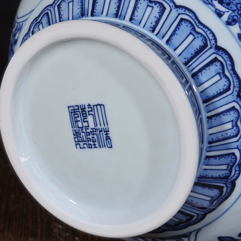 Qianlong style antique hand - made porcelain of jingdezhen ceramics window four seasons vase household decorations study furnishing articles
