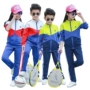 Quần áo lớp trẻ em cao cấp quần áo mẫu giáo tùy chỉnh mùa xuân và mùa thu đồng phục trường tiểu học câu lạc bộ thể thao bông đặt Anh chân váy trẻ em
