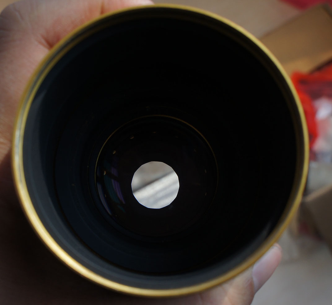 The old lens is modified to install the aperture: film projection lens, slide lens, industrial lens